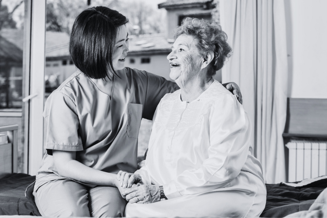 A Hands That Touch Home nurse speaking with an elderly woman in her Burtonsville, MD home.